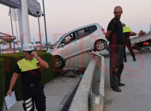 İskelede Trafik Kazası: Araç Bariyerleri Aşarak Durdu