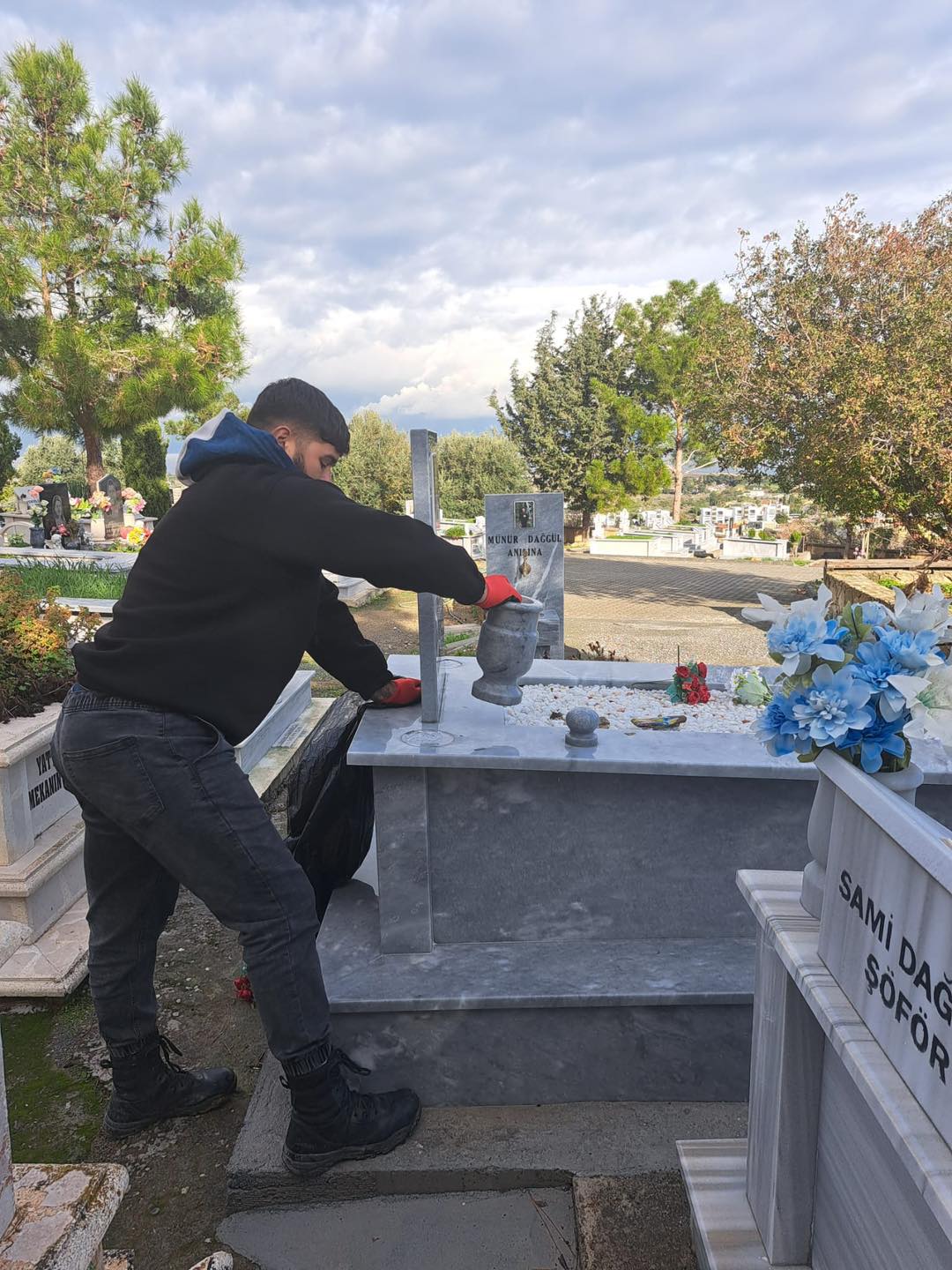 Karşıyaka Mezarlığı'na Yapılan Zararlar Üzerine Başkan Ataser'den Tepki