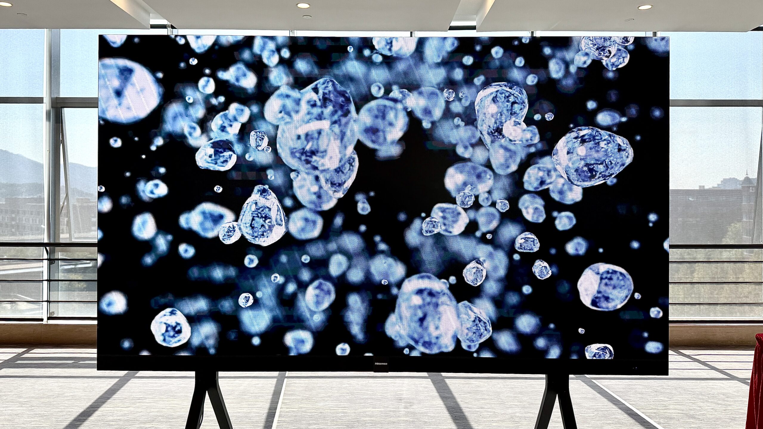 Türkiye’ye gelebilir: Hisense, tam 136 inçlik microLED TV’sini duyurdu!