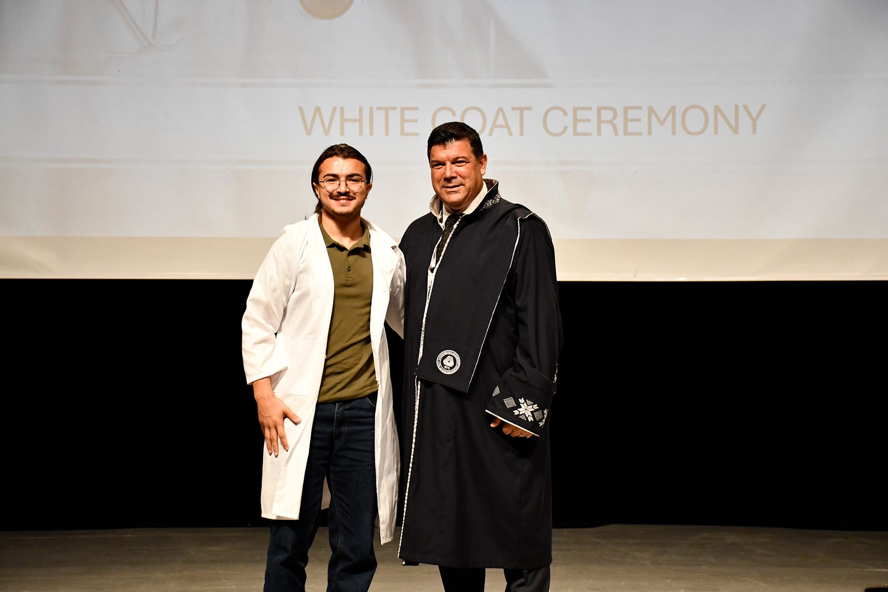 DAÜ ve Marmara Üniversitesi Uluslararası Ortak Tıp Programı 2025-2026 Açılış Töreni: Beyaz Önlükle Başlayan Yeni Bir Başlangıç 2 DAÜ ve Marmara Üniversitesi Uluslararası Ortak Tıp Programı 2025-2026 Açılış Töreni: Beyaz Önlükle Başlayan Yeni Bir Başlangıç