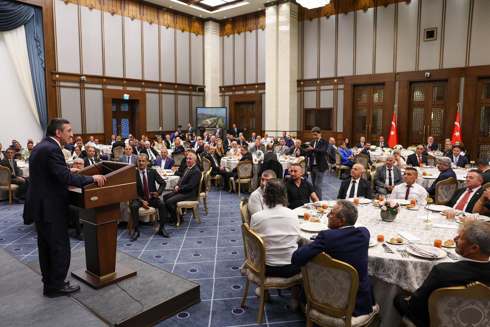 Kıbrıs Türk Halkının Refahı İçin Muhtarlarla Yeni Bir Diyalog: Yılmaz'dan Destek Mesajı 1 Kıbrıs Türk Halkının Refahı İçin Muhtarlarla Yeni Bir Diyalog: Yılmaz'dan Destek Mesajı