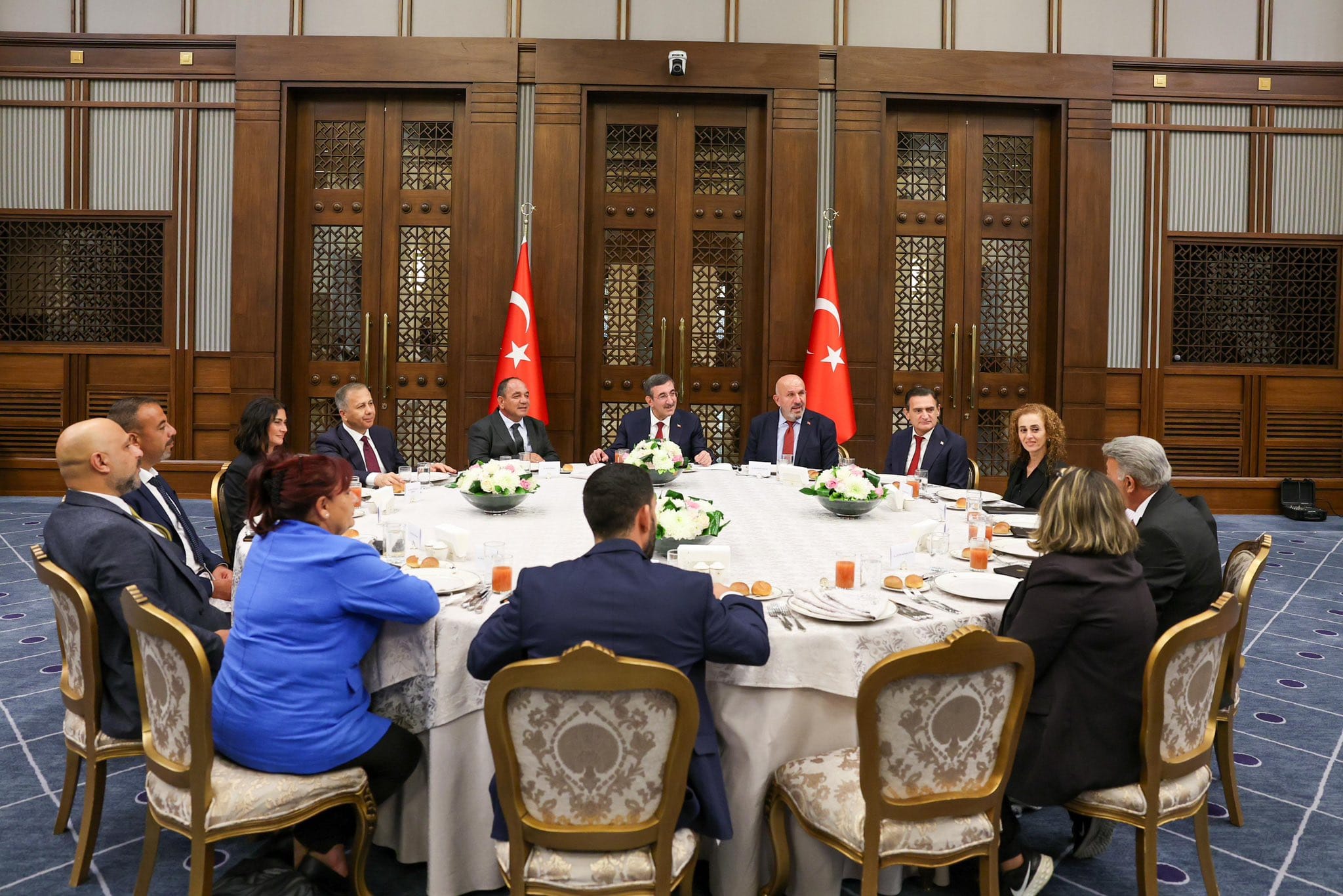 Kıbrıs Türk Halkının Refahı İçin Muhtarlarla Yeni Bir Diyalog: Yılmaz'dan Destek Mesajı 2 Kıbrıs Türk Halkının Refahı İçin Muhtarlarla Yeni Bir Diyalog: Yılmaz'dan Destek Mesajı