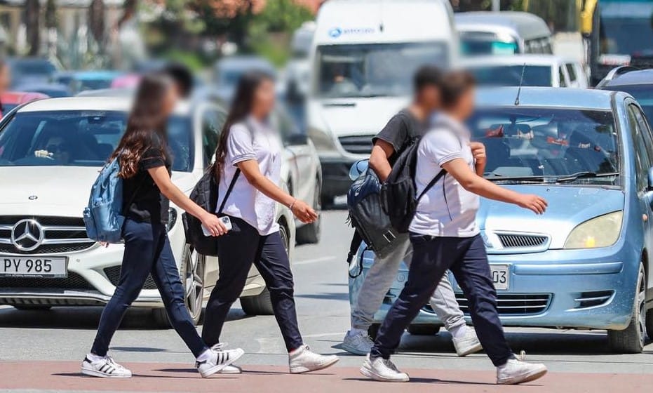 Lefkoşa’da Okul Önlerinde Sigara İçen Öğrenciler ve Sosyal Medya Yankıları 2 Lefkoşa’da Okul Önlerinde Sigara İçen Öğrenciler ve Sosyal Medya Yankıları