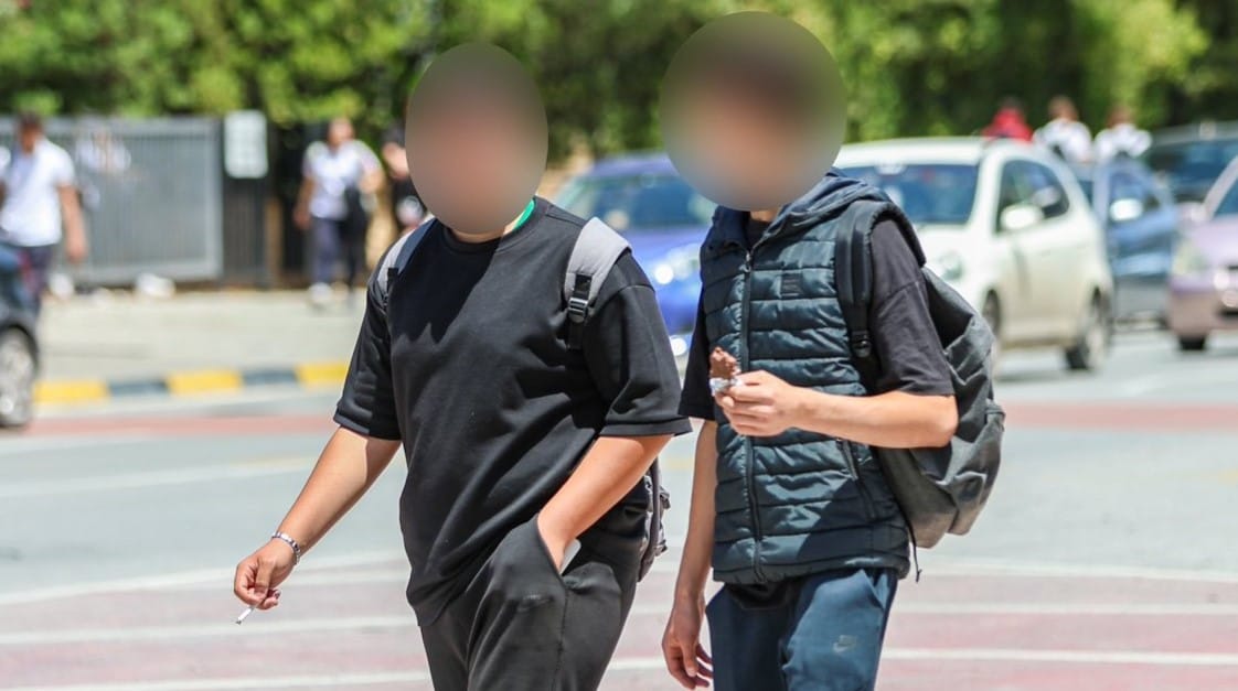 Lefkoşa’da Okul Önlerinde Sigara İçen Öğrenciler ve Sosyal Medya Yankıları 3 Lefkoşa’da Okul Önlerinde Sigara İçen Öğrenciler ve Sosyal Medya Yankıları