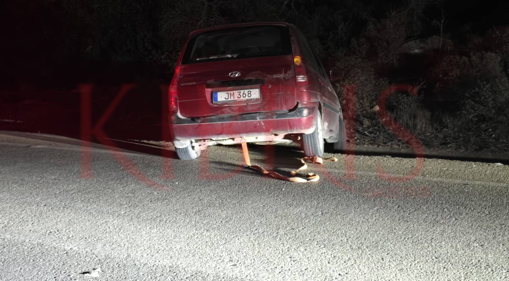Yağışlı Yol Şeridi Kapanışında Sürücü Kontrolden Çıktı: Su Kanalına Düşüş ve Maddi Hasar