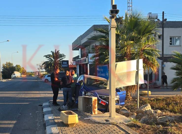 Ziyamet Dört Yol Kavşağına Yakın Noktada İki Araç Çarpıştı: Kaza Sonrası Görgü Tanıkları ve Maddi Hasar Ayrıntıları