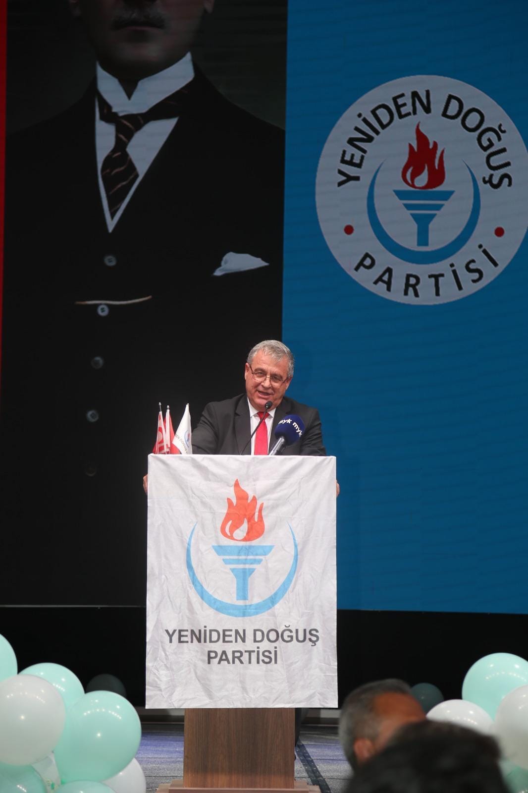 YDP Resepsiyonunda Milli Meselenin Vurgusu: İki Devletli Çözüm ve Generasyonel Dayanışma 8 YDP Resepsiyonunda Milli Meselenin Vurgusu: İki Devletli Çözüm ve Generasyonel Dayanışma